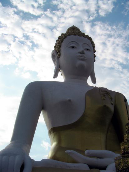 mal ein grosser SITZENDER Buddha...