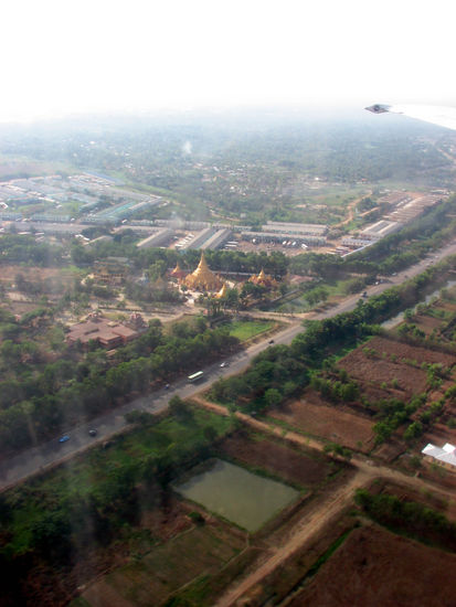 Anflug auf Yangon
(und schon die erste (von seeehr vielen) Pagode)