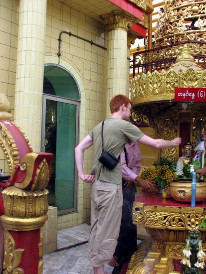ich begiesse meinen Geburtstagsbuddha in der Sule Paya