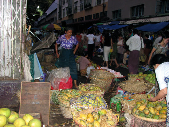 allabentlicher Markt in Yangon