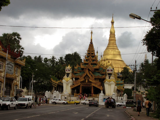 die ECHTE Shwedagon Pagode
(auch wenn das Wetter doof war)