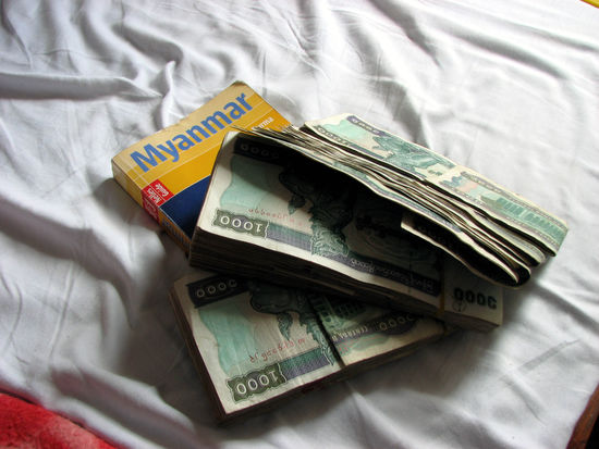 erste Amtshandlung: Geld tauschen
(und reich fuehlen)