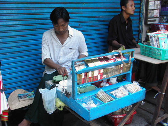 eine der allgegenwaertigen Betel-Buden
(und dann rotzen sie einem auf die Fuesse)