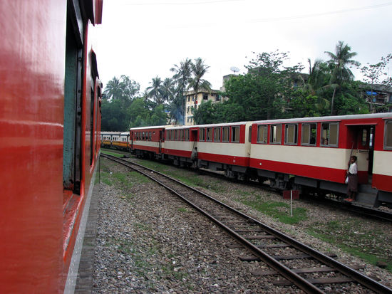 ABFAHRT!!!
(nach dem wir vom Ticketmaster zu unseren plaetzen geleitet wurden)