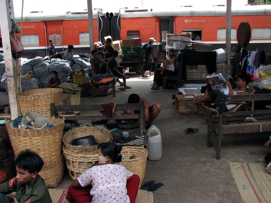 Bahnhof von Taungoo
(oder eher ein Karavanenlager)