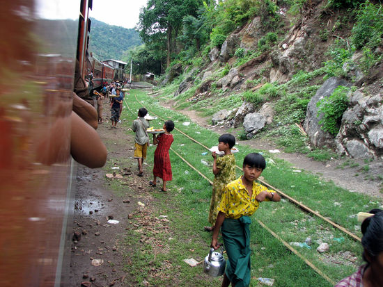sobald der Zug einmal steht (und das tat er oft) kommen sofort Verkaeufer mit ihren Leckereien, damit die Fahrgaeste bloss nich verhungern