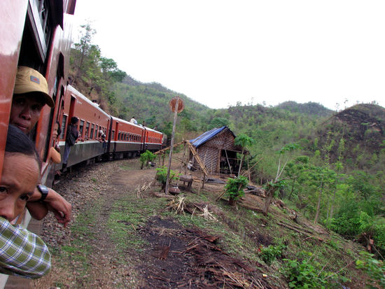 schaukelnd gehts in die Berge