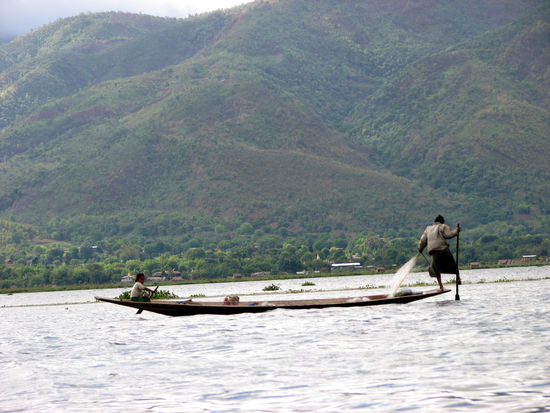 so sieht Rudern mit einem Bein aus