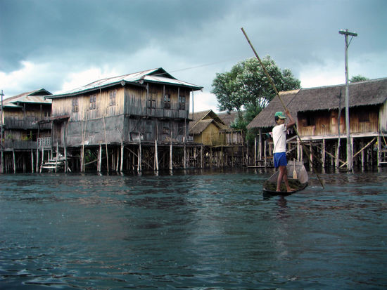 typisches Dorf auf dem See