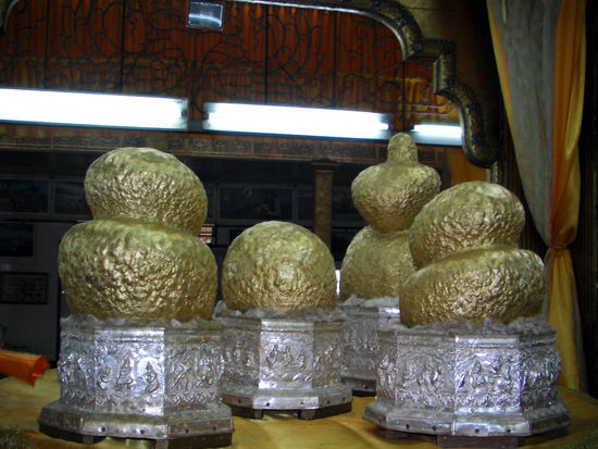 Phaun Daw U
(die Goldklumpen waren mal Budhas)