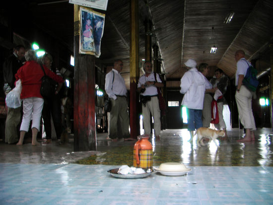 Nga Phe Chaung, bkannt als das Kloster der springenden Katzen
(man beachte die Horde Deutscher im Hintergrund)