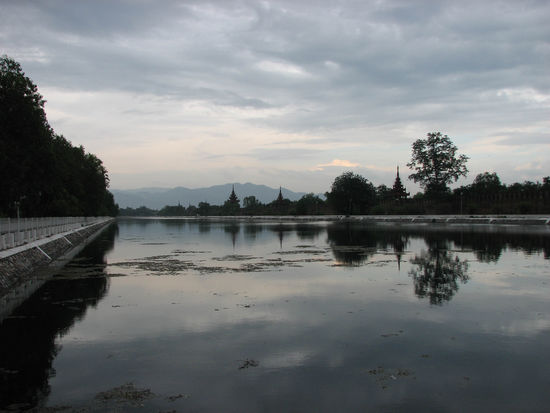 und der Koenigspalast
(von aussen)