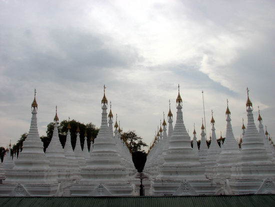 unter jeder Stupa eine grabsteingross (und -schwere) Buchseite