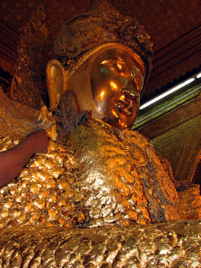 der legendaere Mahamuni
(nur das Gesicht ist noch gold-frei)