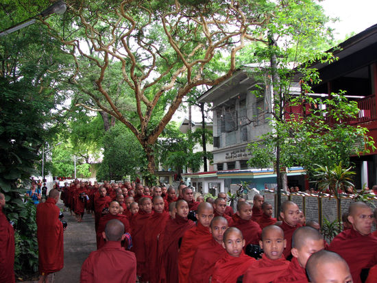 eine endlose Reihe Moenchen kommt zum Essen
