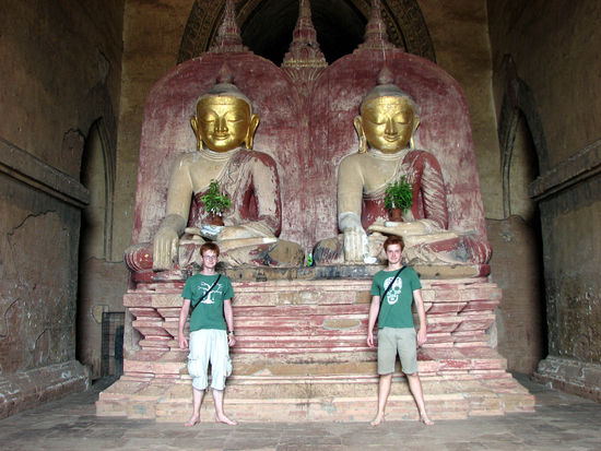 Spitze-Brothers vor Buddha-Bruedern