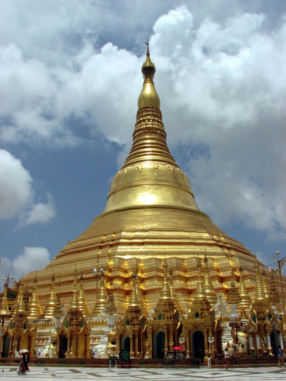 die Shwedagonpagode jetzt von innen und bei gutem Wetter