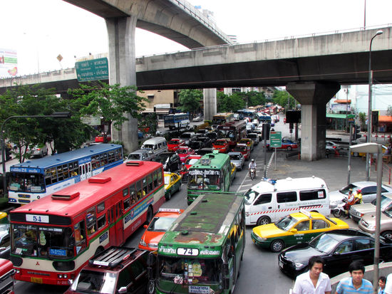 nein kein Stau, nur bangkoktypischer Verkehr
(auch gern mal 3-etagig)