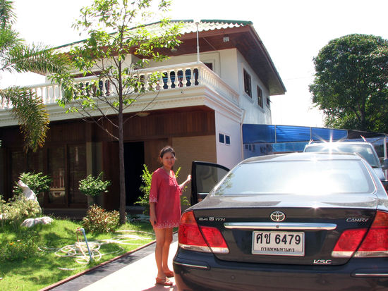 besagte Chaufeurin (mit Auto) und schlichte "Huette" der restlichen Familie