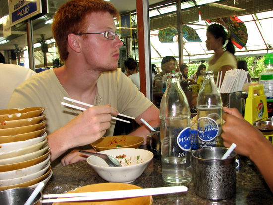 JA, es war sehr spicy, da darf man auch mal beim Essen schwitzen
(am Ende waren es 18 Schaelchen)