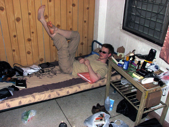 das liebe Tommilein aufm coolen Knast... aehm Deluxe-Suite-Bett