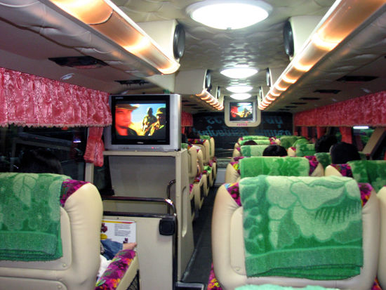 unser Luxusbus
(mit nur 23 anderen Mitreisenden, Bedienung und Massagesesseln)