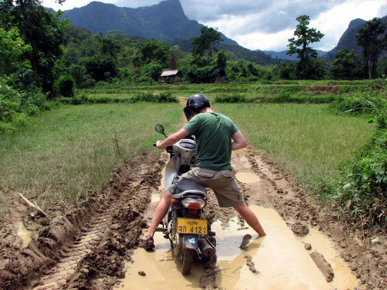 er steckt wirklich fest
(und ich fand's so lustig, dass ich erstmal ein paar Bildchens machen musste...nachdem sich der Lachflash gelegt hatte)