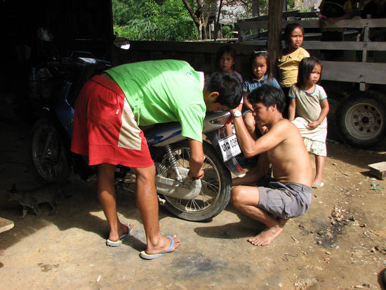 die fleissigen Helferlein
(und mal ganz grosses auslaendisches Kino fuer die Kinder des Dorfes)