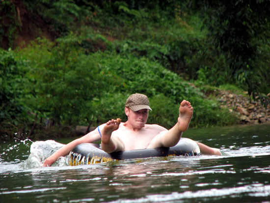 ...und meine Wenigkeit noch mal in gross
(bei dem Versuch mich von fiesen Steinen weg zu paddeln)
