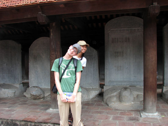 der Tom und die Nat im Literatur Tempel