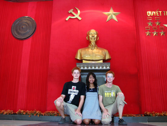 wie drei vor Onkel Ho