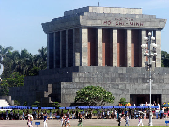 Heute das Mausoleum mal von vorn
(und warten ist angesagt!)
