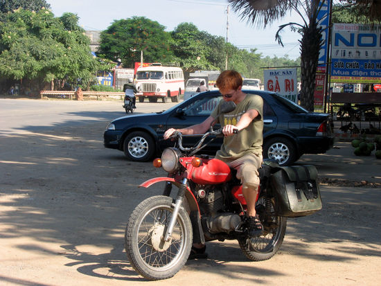 meine Wenigkeit beim Versuch loszufahren
(ohne die Gurke abzuwuergen)