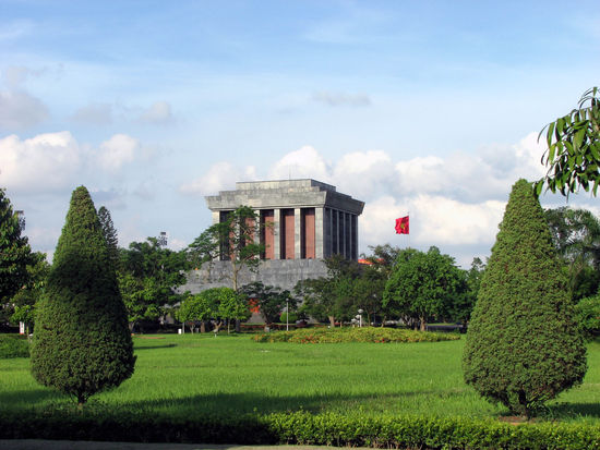 heute gibts des Ho Chi Minhs Mausoleum nur von hinten 
(weil vorn schon geschlossen)