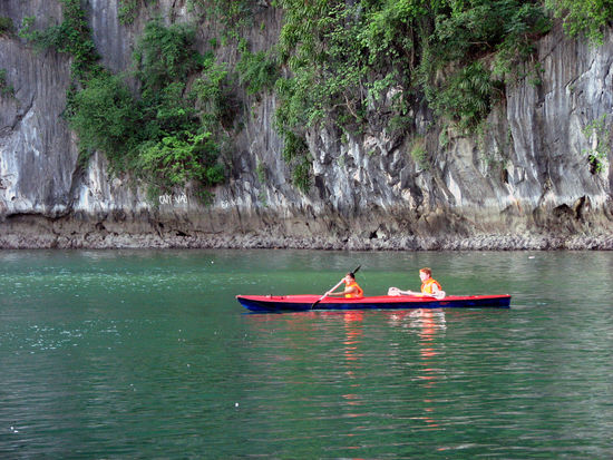 kajaken vor imposanter Kulisse
(noch mit beiden Paddeln)