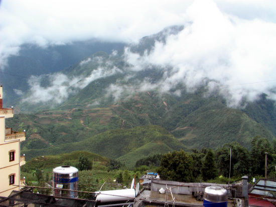 der leider (meistens) wolkenverhangene Blick aus dem Hotelfenster
(er laesst die tolle Landschaft aber zumindest ansatzweise erahnen)