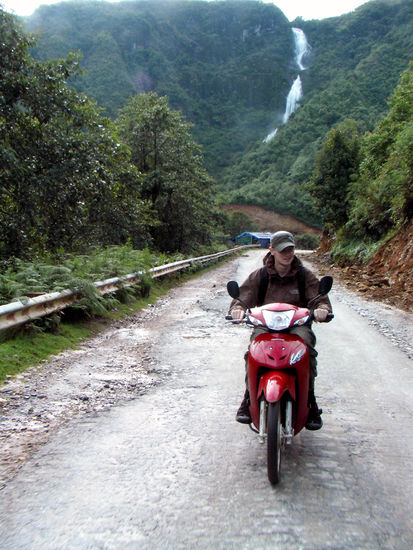 der Tom mal in Moto-Action
(im Hintergrund obiger Wasserfall)