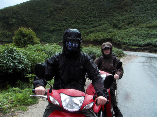 Fahren im Regen, ein besonderes "Vergnuegen"
(das im Vordergrund ist uebrigens Tilo)