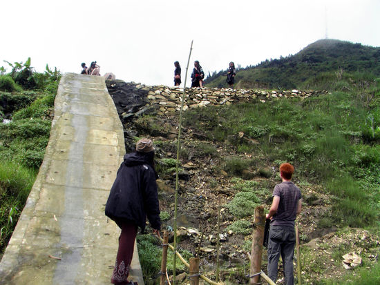 ...den wir (mit nassen Fuessen) auch noch zurueck mussten
(unter strengen Blicken der ortsansaessigen Jury)