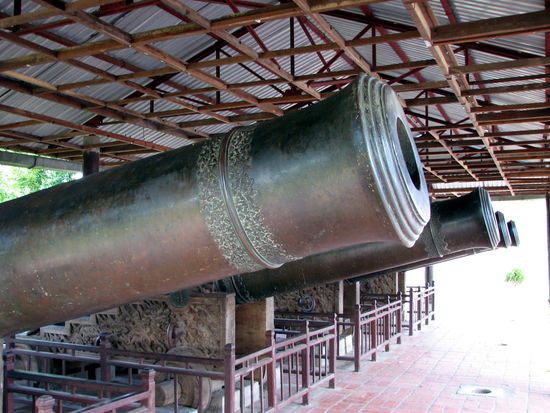 ...und vier der neun "heiligen Kanonen", die sie bewachen
(aber nie benutzt wurden)