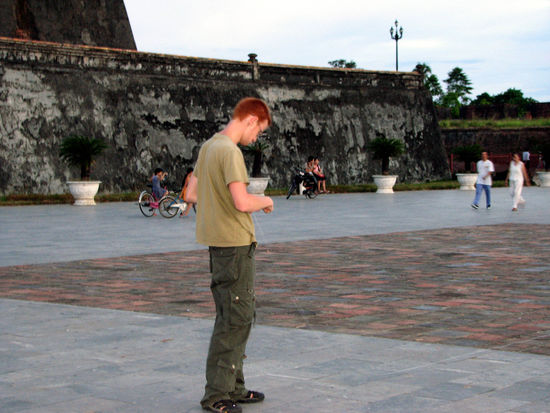 der Tom mal wieder beim Aufwickeln der Schnur
(wenn man mal Wind braucht, ist keiner da)