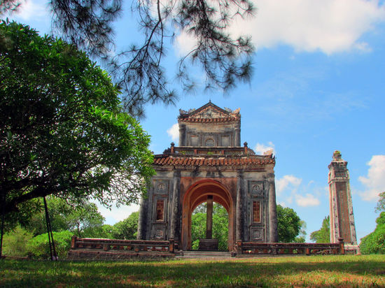 dei Stelenkammer von Tomb Tu Duc
(wo der bescheidene Herrscher seine Autobiografie hat einmeisseln lassen)