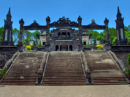 Thomb Khai Dinh
(die war innen die schoenste, man durfte dort aber nicht fotografieren)