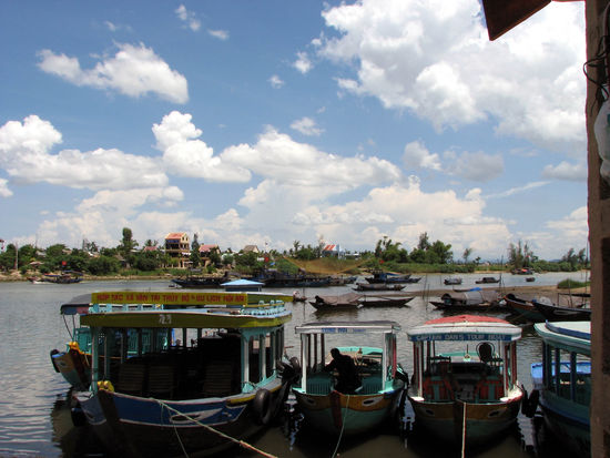 Ausflugsbote am Fluss