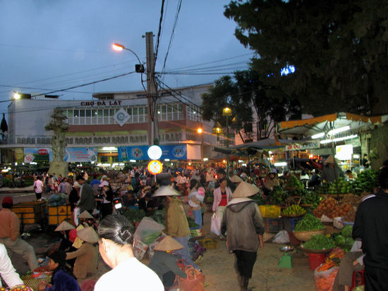 einfach zuviele Vietnamesen um sich zu erholen
(in erster Linie natuerlich Touristen)