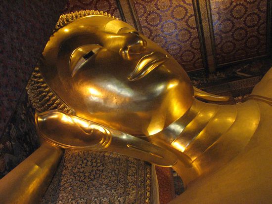 Das Bangkok-Bild schlechthin, der beruehmte Wat Po, der liegende Buddha... (na das is eigentlich nur sein Kopf  )