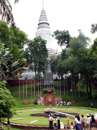 Wat Phnom
(ein guter Ort um mal wieder seine Uhr zu stellen)
