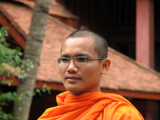 Warum sieht der Moench wohl so schlau (und gut) aus?
(genau, weil er mir die Brille geklaut hat)