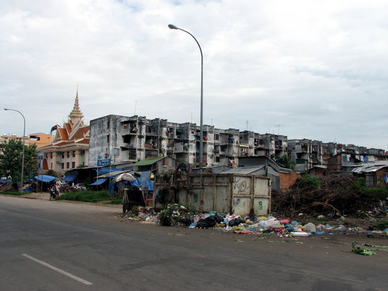 wir sind ein bisschen vom Weg abgekommen...
(das hinter dem Slum ist uebrigens das Ministerium fuer "Entwicklung und soziale Gerechtigkeit")