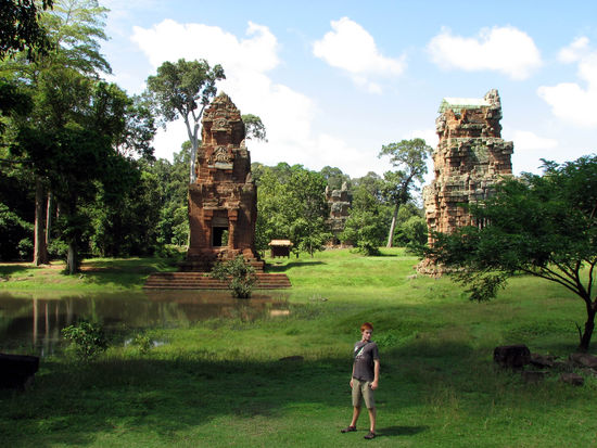 3 der 10 Wachtuerme Angkor Thoms
(ach ja, und das Bruederchen)